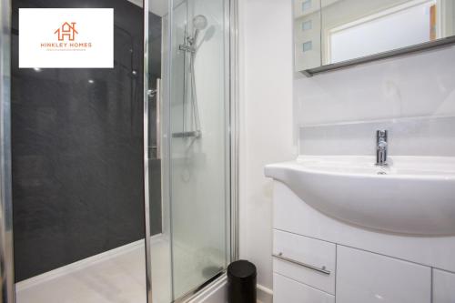 Ένα μπάνιο στο Cozy & Elegant 1bedroom House in Somerset Sleeps 2 By Hinkley Homes Short Lets & Serviced Accommodation