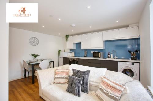 Η κουζίνα ή μικρή κουζίνα στο Cozy & Elegant 1bedroom House in Somerset Sleeps 2 By Hinkley Homes Short Lets & Serviced Accommodation
