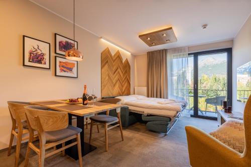 APLEND Lake Resort في ستربشكي بليسو: غرفة فندقية بسرير وطاولة وكراسي