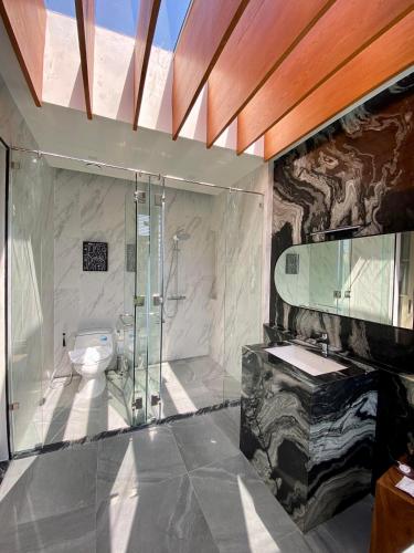 Bilik mandi di Movenpick Pool villa by Angkana