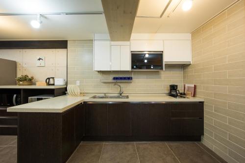Кухня или мини-кухня в Guesthouse The Hill
