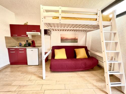 a bedroom with a bunk bed and a kitchen at ~ Le riad ~ Studio 1/4 Pers, porte du Futuroscope in Chasseneuil-du-Poitou