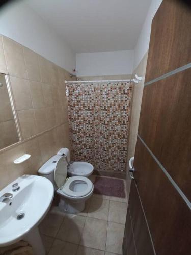 Baño pequeño con aseo y lavamanos en Hermoso monoambiente en complejo residencial. en Godoy Cruz