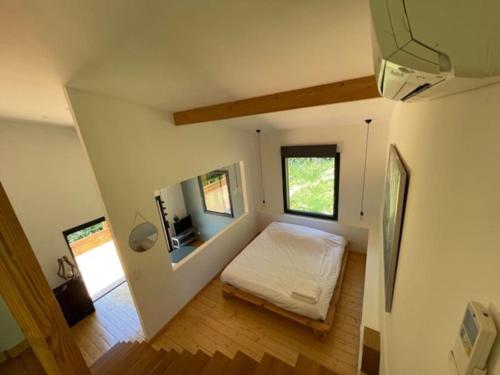 um quarto com uma cama no meio de um quarto em Maisonnette en pleine nature, spa, village à pieds em Dieulefit