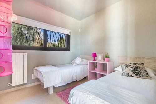 カロヴィーニョにあるVilla Karma by Perle di Pugliaのベッドルーム1室(ベッド2台、窓付)