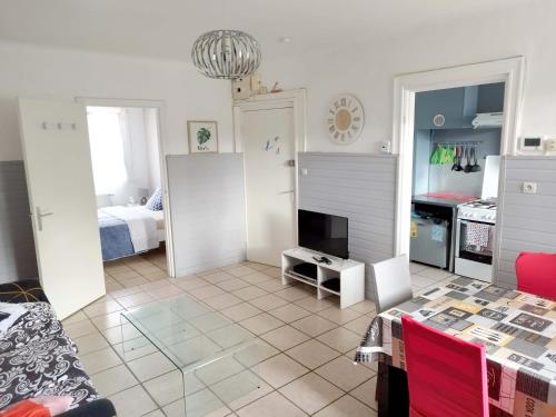 Cette chambre comprend une cuisine et un salon avec une télévision. dans l'établissement Bienvenue chez vous ! Malo (3mn de la plage), à Dunkerque