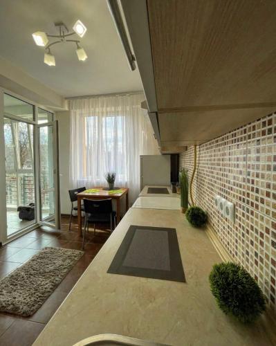 una sala de estar con una habitación con una mesa y una habitación en Luxury and comfortable apartment, en Chişinău