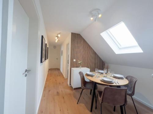 een eetkamer met een tafel en stoelen en een dakraam bij 2-Zimmer Apartment 52 qm bis zu 4 Personen in Winningen