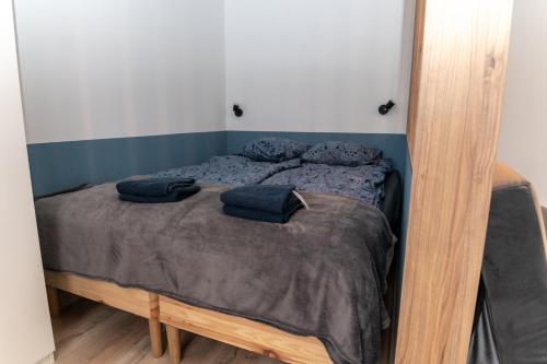 - un lit avec 2 oreillers dans l'établissement Komfortowe przytulne nowoczesne mieszkanie Radom, à Radom