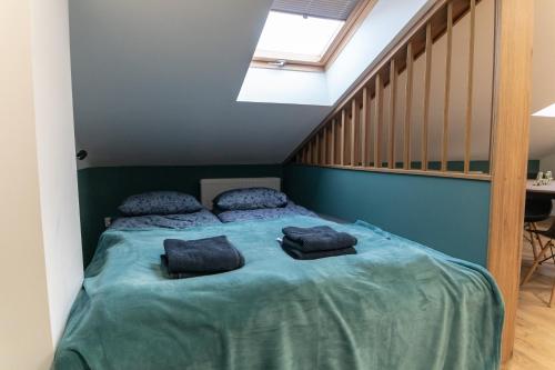 sypialnia z łóżkiem z 2 poduszkami w obiekcie Uroczy, przytulny apartament poddasze w Radomiu