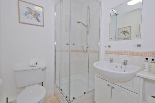 y baño con ducha, aseo y lavamanos. en Orange Apartments Beechgrove Gardens en Aberdeen