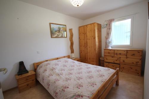 une chambre avec un lit, une commode et une fenêtre dans l'établissement Belle villa 2 chambres, vue réserve, résidence avec piscine commune à 800m de la mer PORTIRAGNES plage LRCS114, à Portiragnes