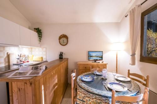 eine kleine Küche mit einem Tisch und einer Theke in der Unterkunft Charming apartment in Praz de Chamonix in Chamonix-Mont-Blanc