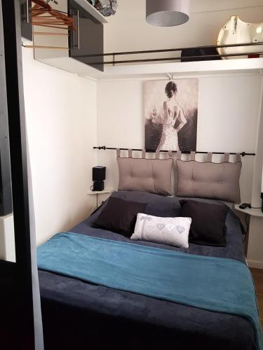 une chambre avec un grand lit avec des draps bleus dans l'établissement Appartement agréable à Argeles-sur-Mer 35 m² vue mer, à Argelès-sur-Mer