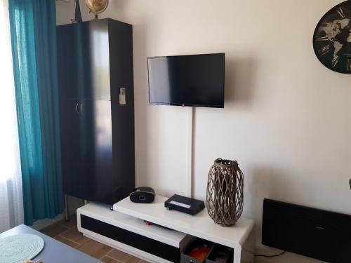 Televízia a/alebo spoločenská miestnosť v ubytovaní Appartement d'une chambre a Argeles sur Mer a 500 m de la plage avec vue sur la mer balcon amenage et wifi