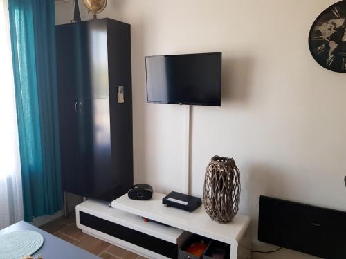 salon z płaskim telewizorem na ścianie w obiekcie Appartement agréable à Argeles-sur-Mer 35 m² vue mer w Argelès-sur-Mer