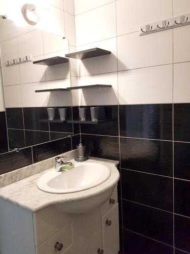 une salle de bain avec un lavabo et un miroir dans l'établissement Appartement agréable à Argeles-sur-Mer 35 m² vue mer, à Argelès-sur-Mer