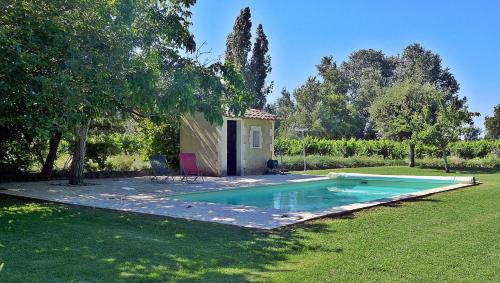 une piscine au milieu d'une cour dans l'établissement Mas du Petron, à Bouchet