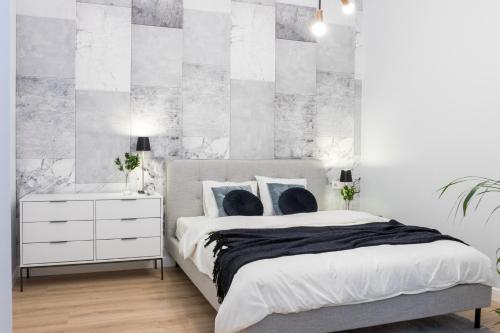 Posteľ alebo postele v izbe v ubytovaní HOUSEHOST Apartment: Starowiślna Street 36/27