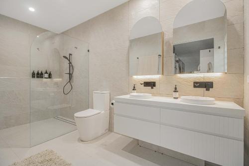 Ένα μπάνιο στο Livin' on Island Time - Waterfront 4BR by uHoliday