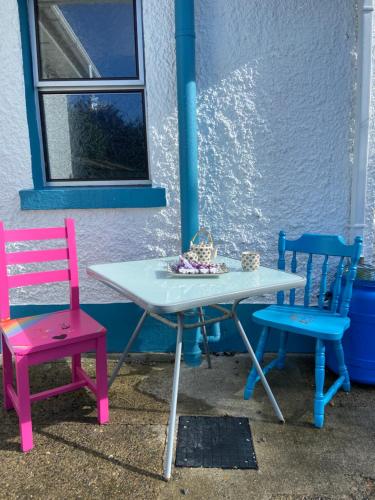 dos sillas y una mesa blanca y dos sillas en Katie’s Cottage en Limerick