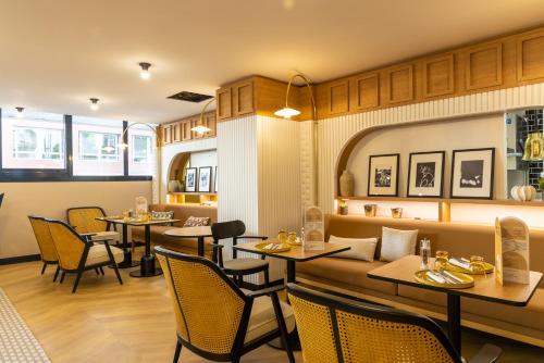 Ein Sitzbereich in der Unterkunft Novotel Paris Suresnes Longchamp
