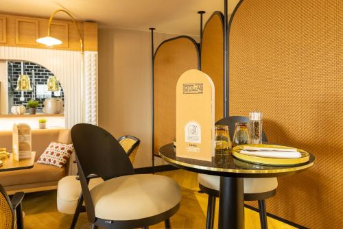 Ein Sitzbereich in der Unterkunft Novotel Paris Suresnes Longchamp