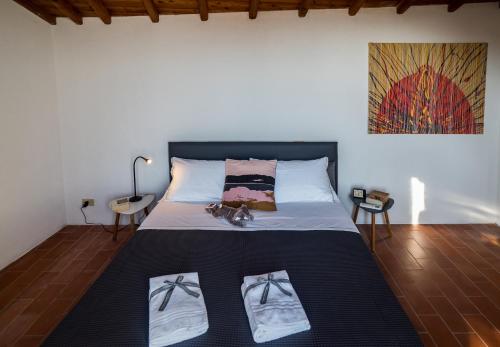 - une chambre avec un lit avec deux chaussures dans l'établissement Thalassa Apartment with AC, Terrace and Views, à Vernazza