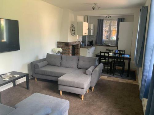 un salon avec un canapé et une table et une cuisine dans l'établissement Dugal Cottage, à Chirac