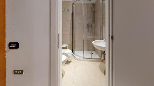 Hotel Zunino في سبوتورنو: حمام مع دش ومرحاض ومغسلة