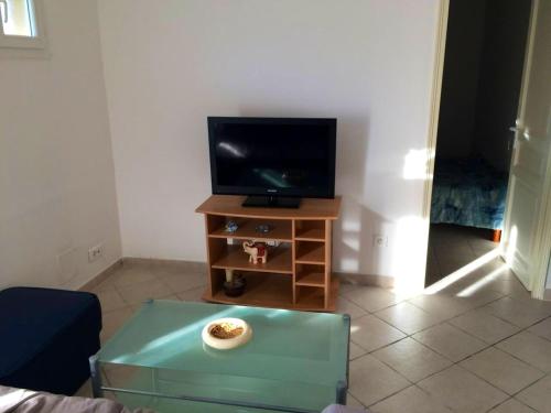 TV a/nebo společenská místnost v ubytování Maison de 2 chambres avec terrasse et wifi a Ajaccio a 5 km de la plage