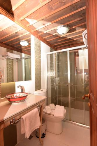 Bilik mandi di Arasta Konak Otel