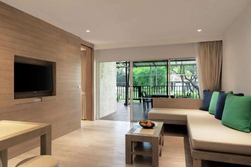 Wyndham Hua Hin Pranburi Resort & Villasにあるテレビまたはエンターテインメントセンター