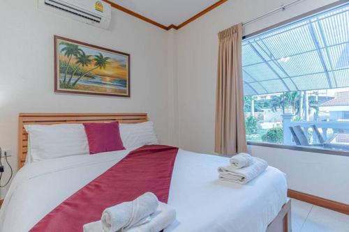 une chambre avec un grand lit avec des serviettes dessus dans l'établissement Resort 5-3BR Huge Pool, BBQ, 300m-Beach, 8 mins to Walking Street, à Pattaya (sud)