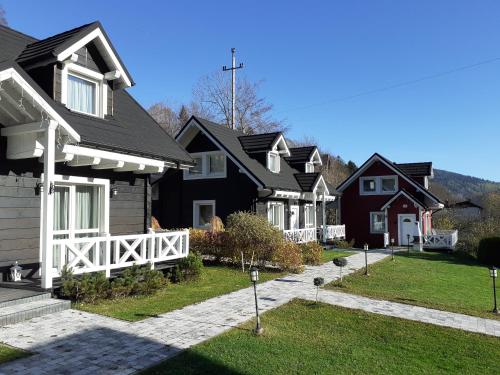 a row of houses in a residential neighborhood at Domki i Apartamenty Cicha Dolina - jacuzzi, sauna, basen in Szczyrk
