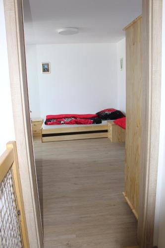 a hallway leading to a bedroom with two beds at Odal Hawaii sro ubytování vzdělávání in Pěnčín