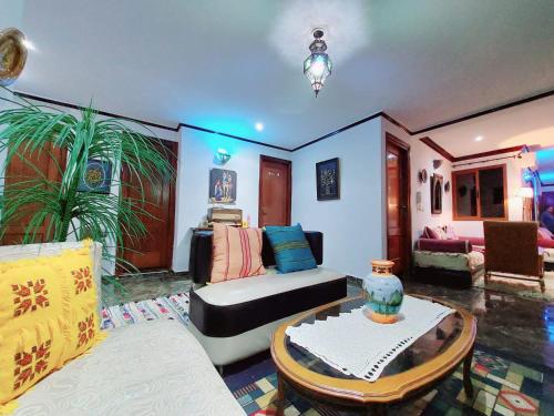 ein Wohnzimmer mit einem Sofa und einem Tisch in der Unterkunft Dar Rita in Rabat
