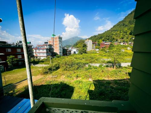 vista sulla città dalla finestra di un edificio di New Hotel Castle a Pokhara