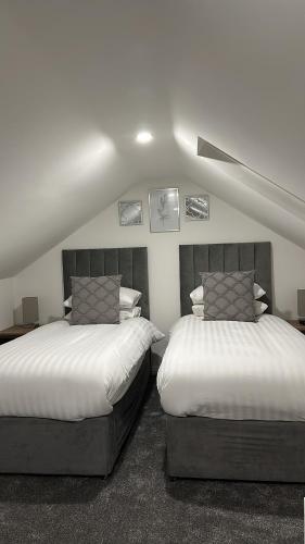 a bedroom with two twin beds in a room at Belsay 4 bedroom bungalow with loft conversion in Horden