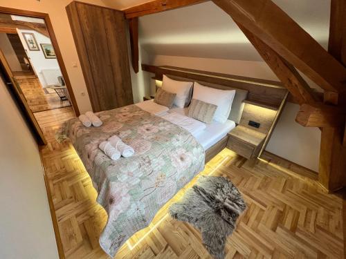 um quarto com uma cama grande num quarto em La Luna Rustic Deluxe Apartment with Free Jacuzzi, Bikes & Covered Parking em Našice