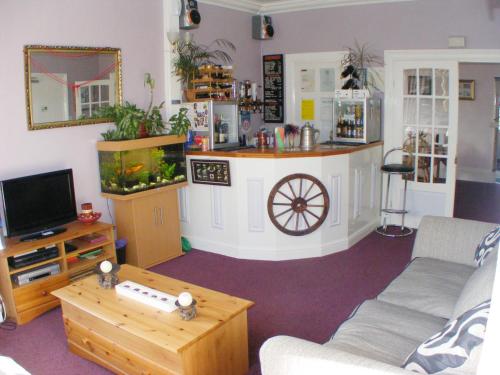 尚克林的住宿－The Swiss Cottage, Shanklin，客厅设有一座带鱼缸的岛屿