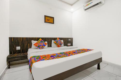 Un pat sau paturi într-o cameră la FabHotel HTC