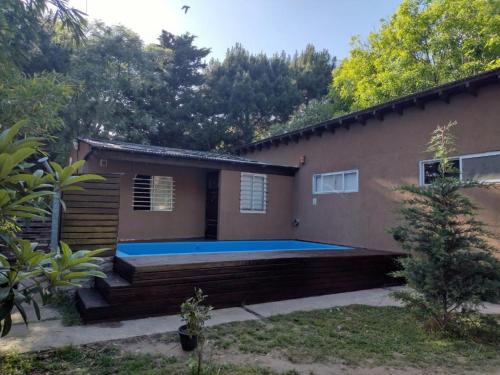 Casa con pileta y parrilla Pinamar 5 cuadras del mar hasta 8 personas