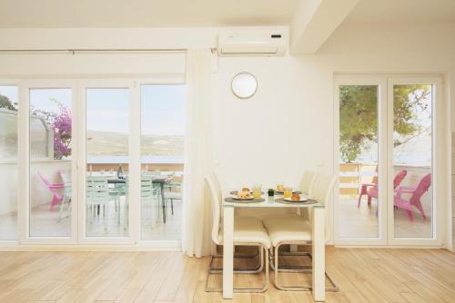 Villa Bua - Beautiful Seafront Apartments