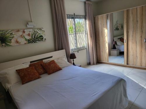 Кровать или кровати в номере luxury cheerful 4 bedrooms villa in Calodyne