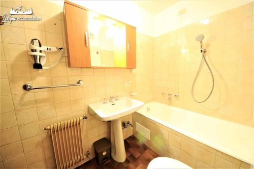 een badkamer met een wastafel en een bad bij Baite Costaccia App 4 in Livigno
