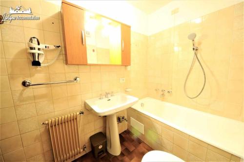 Kúpeľňa v ubytovaní Baite Costaccia App 4 by Livigno Accomodation