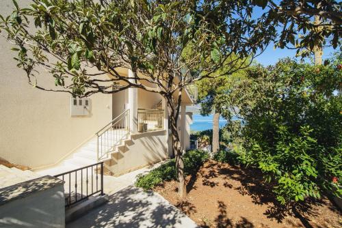 Villa Bua - Beautiful Seafront Apartments