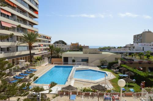 Výhľad na bazén v ubytovaní La Nogalera modern and spacious Apartment with pool and sea view alebo v jeho blízkosti