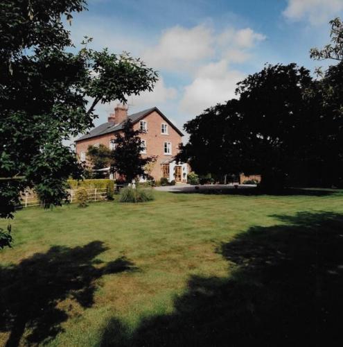 Κήπος έξω από το Golborne Manor Bed and Breakfast